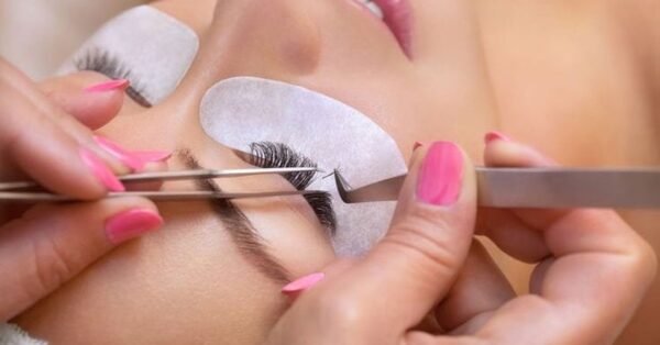 Full Set of Classic Eyelash Extensions and Eyebrow Threading at  Dubai